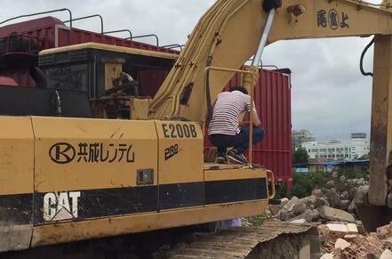 挖掘机修理厂：卡特E200B回转无力故障